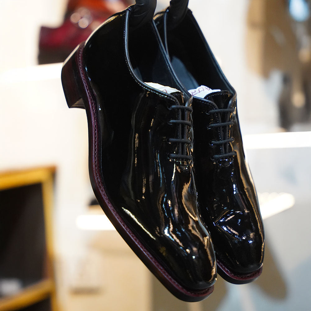 Oxford style patent leather shoes